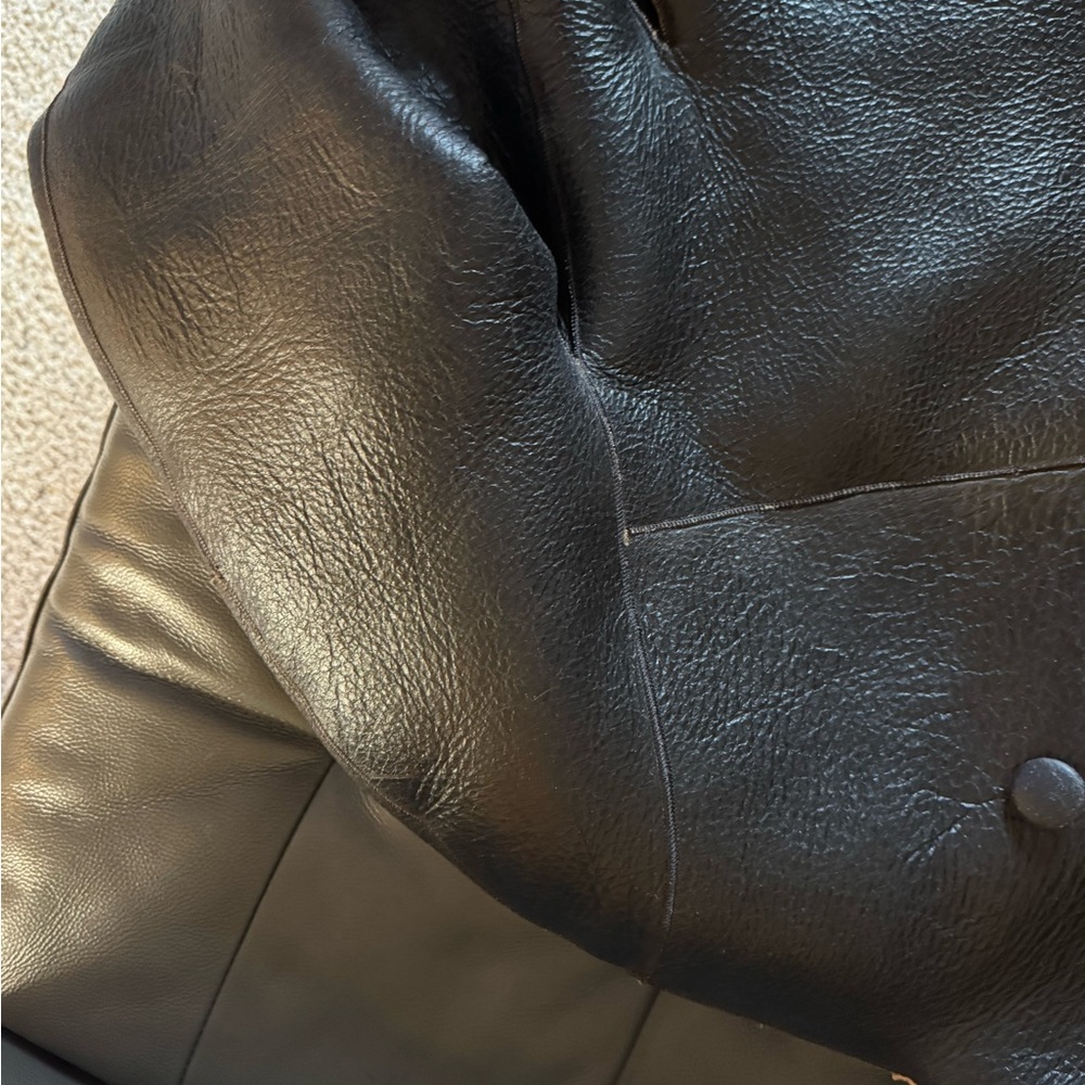 Elegant Black and Tan Shearling Leather Jacket - Picture 12 of 15